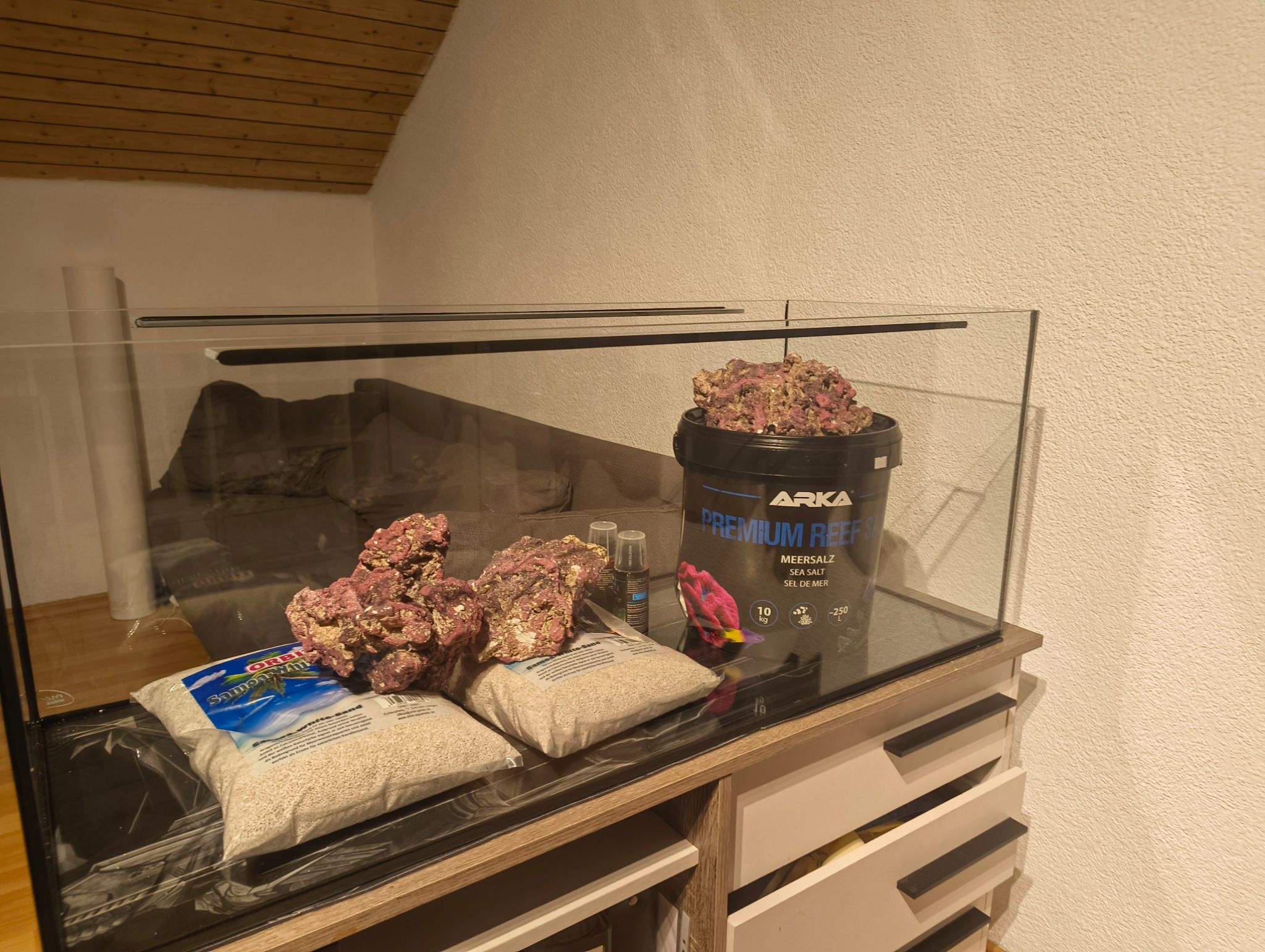 First reef tank setup with 160 liter tank salt and live rock
